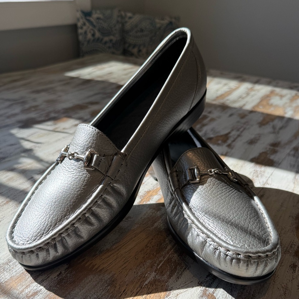 NWOB SAS Metro Slip On Loafer 10N Tripad Comfort Leather Silver Metallic